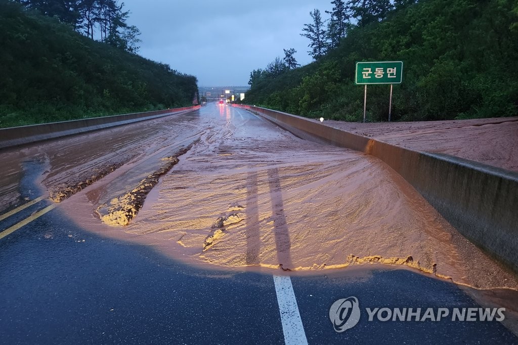 Esta foto proporcionada por el Departamento de Bomberos de Jeolla del Sur el 5 de mayo de 2023 muestra un camino cubierto de lodo causado por las fuertes lluvias en el condado de Gangjin, en Jeolla del Sur, a unos 330 kilómetros al sur de Seúl.  (FOTO NO A LA VENTA) (Yonhap)