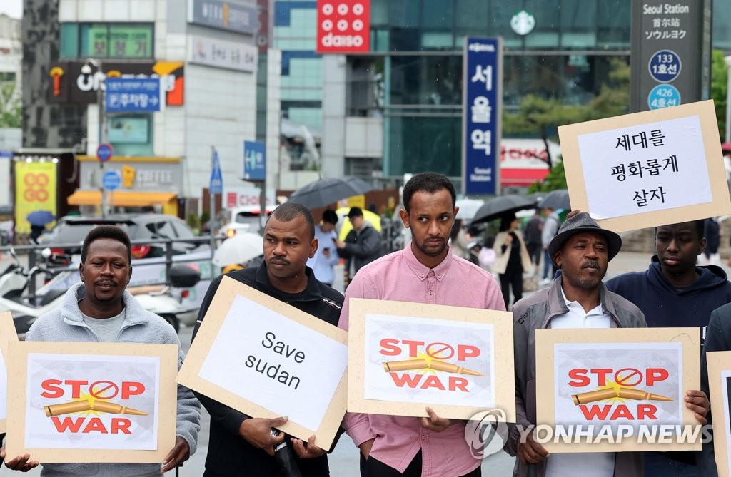 السودانيون في كوريا ينظمون وقفة أمام محطة سيئول رفضا للحرب - 5