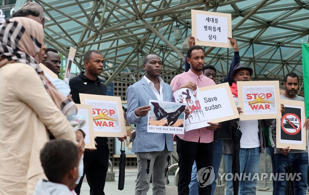 السودانيون في كوريا ينظمون وقفة أمام محطة سيئول رفضا للحرب - 7