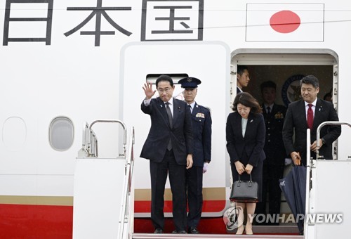 한국으로 향하는 기시다 후미오 일본 총리