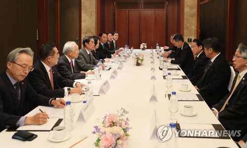 (LEAD) Kishida expresses hope for biz communities to lead efforts for closer bilateral cooperation