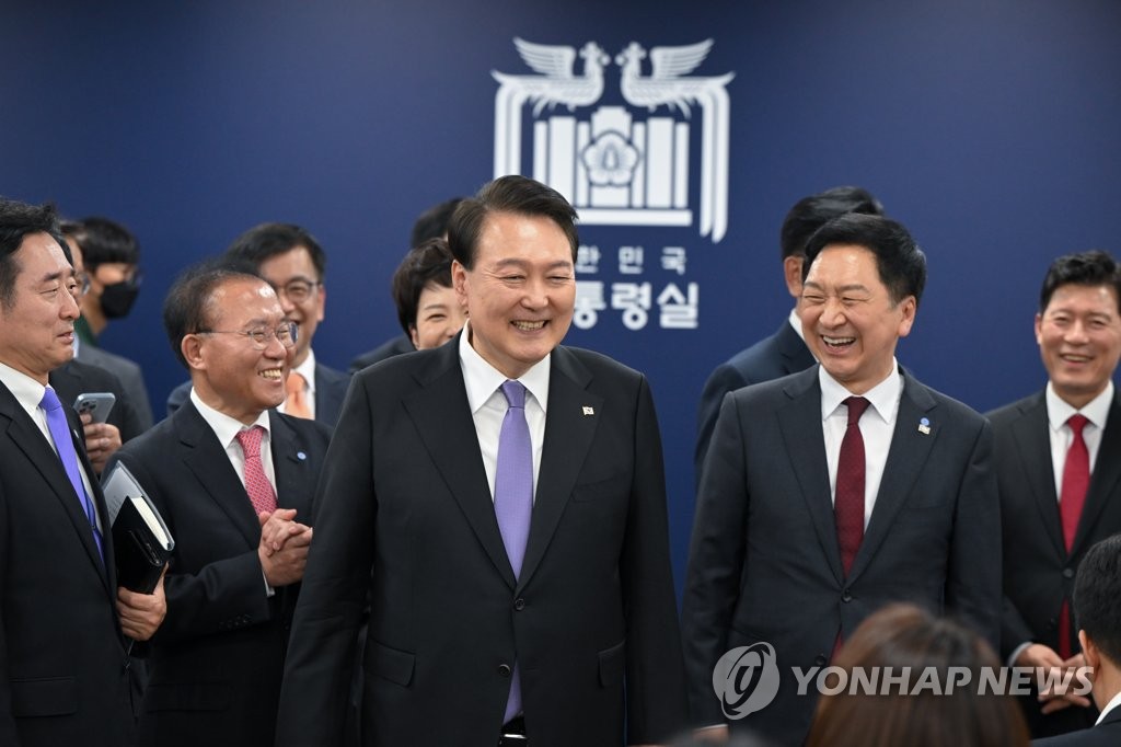 与党幹部らと大統領室庁舎内の記者室を訪問した尹大統領（中央、大統領室提供）＝（聯合ニュース）≪転載・転用禁止≫