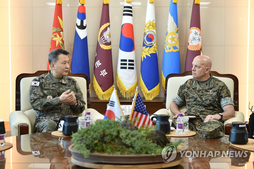 ソウル・竜山の韓国軍合同参謀本部の庁舎で会談した金氏とバーガー氏（合同参謀本部提供）＝（聯合ニュース）≪転載・転用禁止≫