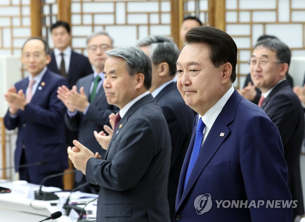 大統領直属の国防革新委員会の発足式がソウルの大統領室庁舎で開かれ、会場に入る尹大統領＝１１日、ソウル（聯合ニュース）
