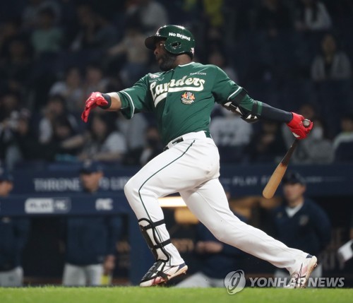 Guillermo Heredia of the SSG Landers hits a single against the NC Dinos during the top of the seventh inning of a Korea Baseball Organization regular season game at Changwon NC Park in Changwon, 300 kilometers southeast of Seoul, on May 16, 2023. (Yonhap)