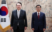 الرئيس يون مع السفير الكوري الجديد لدى البحرين