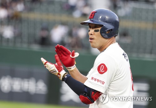 롯데 전준우, 안우진 상대로 결승 투런포…키움 8연패