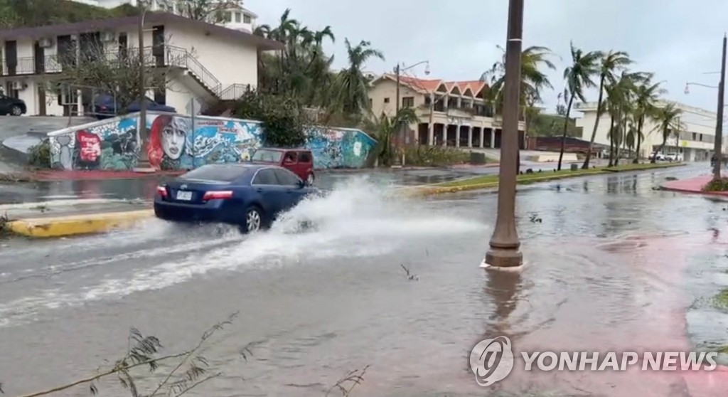 괌 강타한 '슈퍼 태풍'으로 침수된 거리 지나가는 자동차