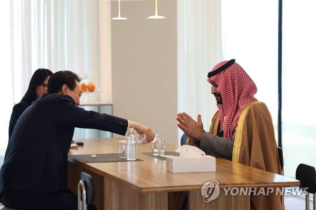 الرئيس يون مع ولي العهد السعودي ضمن مجموعة الصور من المكتب الرئاسي