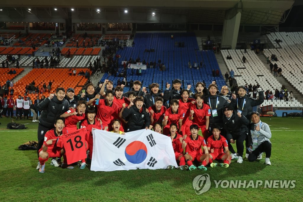 한국 선수들과 감독들이 2023년 5월 28일 아르헨티나 멘도사의 에스타디오 말비나스 아르헨티나스에서 열린 감비아와의 FIFA U-20 월드컵 F조 준우승 후 환호하고 있다.