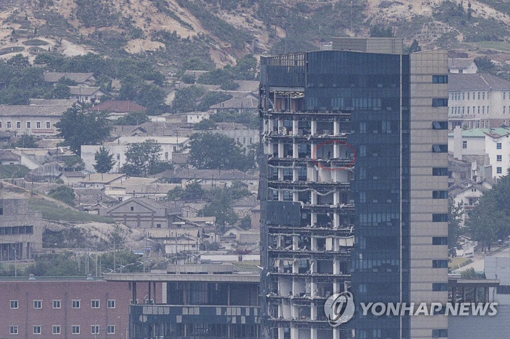 Esta foto, tomada el 30 de mayo de 2023, muestra el exterior de una instalación de apoyo construida por Corea del Sur en el Complejo Industrial Kaesong en la ciudad fronteriza del mismo nombre de Corea del Norte, que resultó gravemente dañada por las consecuencias de la demolición por parte del Norte de una oficina de enlace intercoreana en Junio ​​de 2020. (Yonhap)