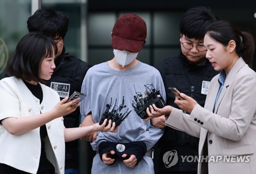 A girlfriend murder suspect leaves the Seoul Geumcheon Police Station en route to the Seoul Southern District Prosecutors Office on June 1, 2023. (Yonhap) 