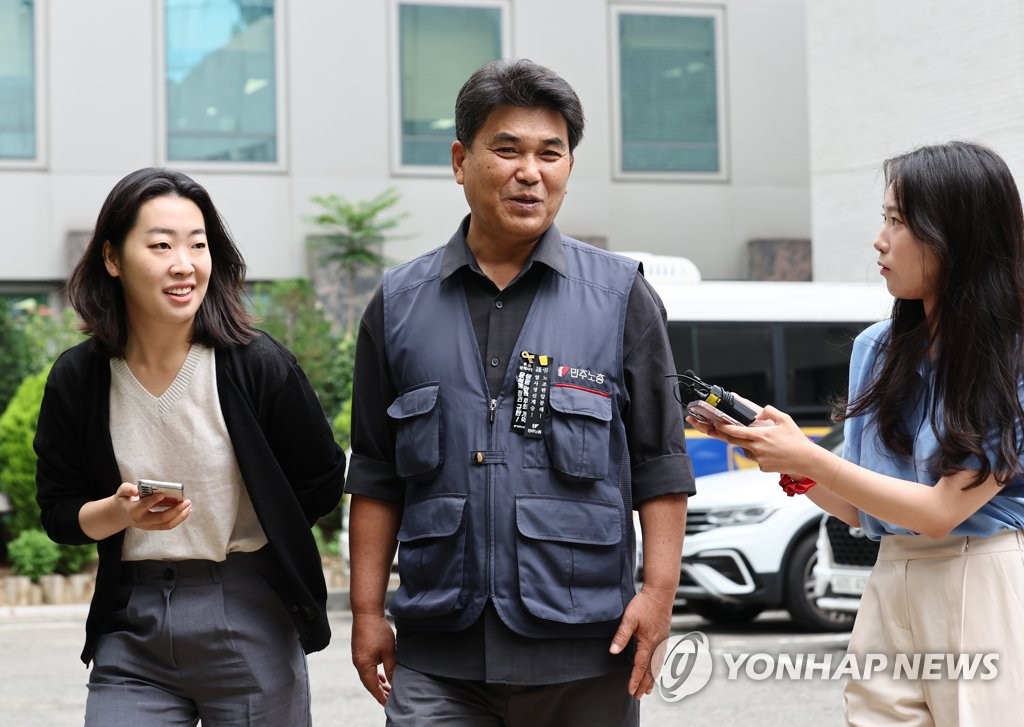 Lee Tae-eui (C), a vice chair of the Korean Confederation of Trade Unions, appears before the Seoul Jungbu Police Station in the capital on June 2, 2023, to face questioning over a two-day street rally held last month. (Yonhap)