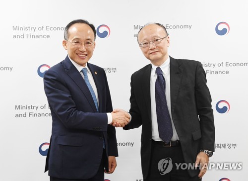 韓国経済副首相　神田財務官と握手