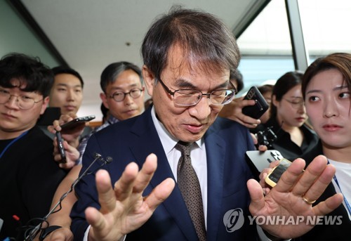 '특혜채용 감사 거부' 선관위원 전원 고발당해
