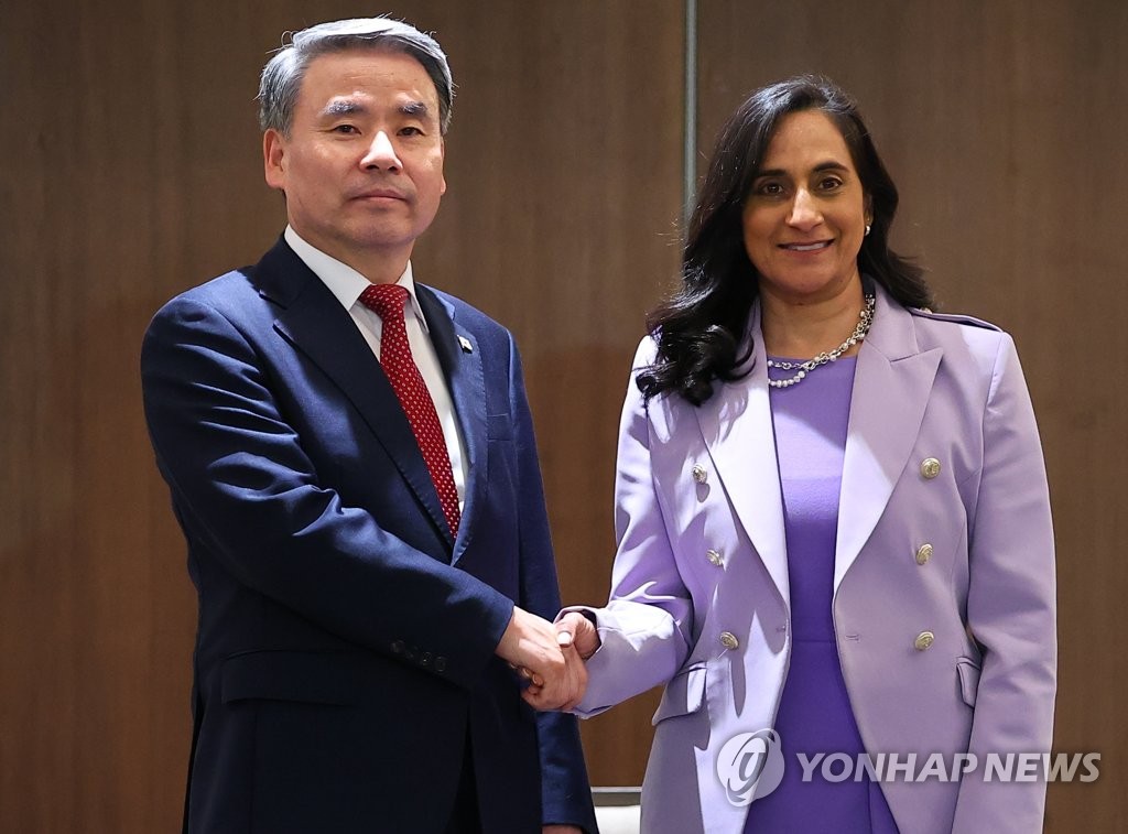 Defense Minister Lee Jong-sup (L) shakes hands with his Canadian counterpart, Anita Anand, as they meet for talks on the margins of the Shangri-La Dialogue in Singapore on June 3, 2023. (Yonhap)