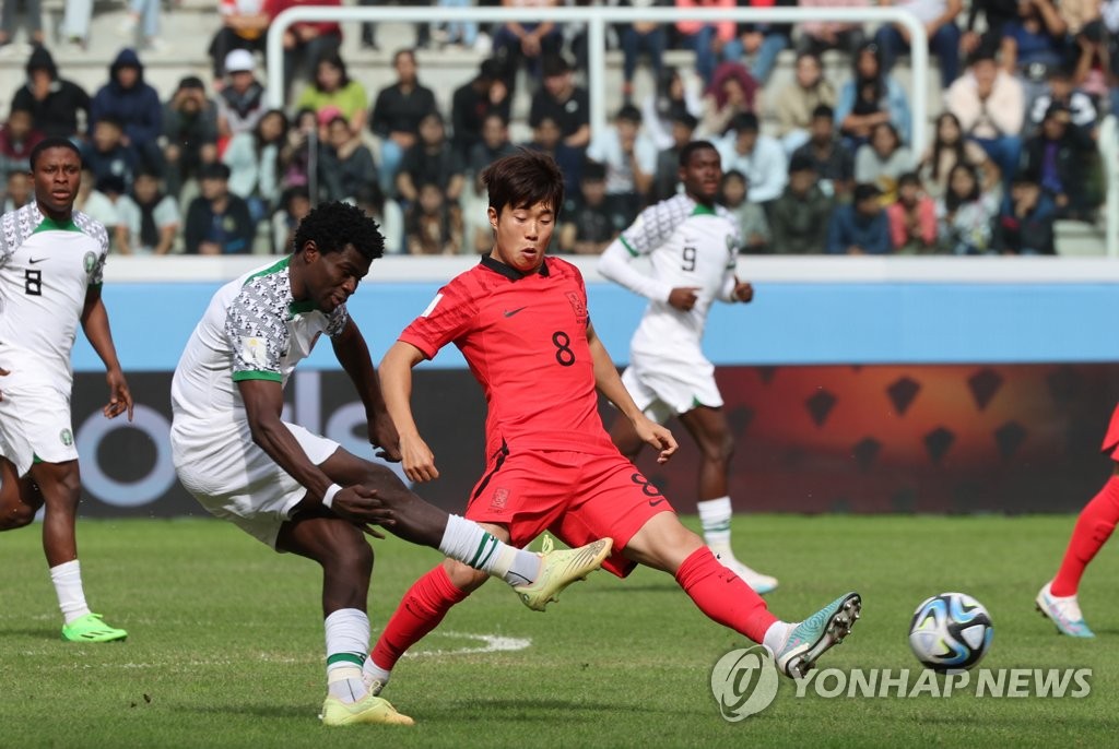 Lee Seung-won of South Korea (R) tries to block a pass attempt against Nigeria during the teams' quarterfinal match at the FIFA U-20 World Cup at Santiago del Estero Stadium in Santiago del Estero, Argentina, on June 4, 2023. (Yonhap)