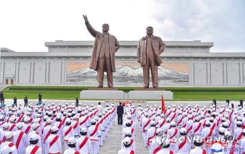 김일성·김정일 동상에 헌화하는 북한 소년단원들