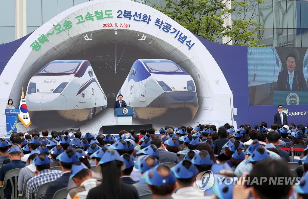 Le président Yoon Suk Yeol prononce un discours lors de la cérémonie d'inauguration des travaux pour le deuxième tracé de ligne à grande vitesse entre Pyeongtaek et Osong, qui s'est tenue à Cheongju, dans la province du Chungcheong du Nord, le mercredi 7 juin 2023. (Revente et archivage interdits)