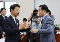 이태규 의원과 대화하는 김영호 교육위 법안심사소위원장
