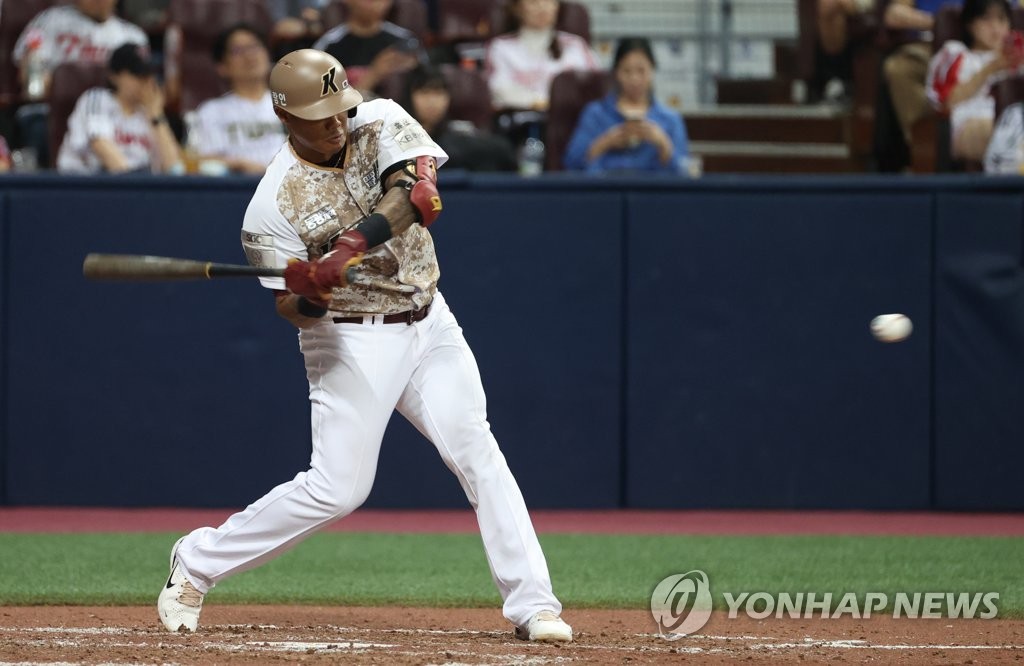 Addison Russell of the Kiwoom Heroes hits an RBI single against the LG Twins during the bottom of the fourth inning of a Korea Baseball Organization regular season game at Gocheok Sky Dome in Seoul on June 8, 2023. (Yonhap)