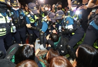 노동단체 "무자비하게 끌고 가"…경찰 "미신고 불법집회"