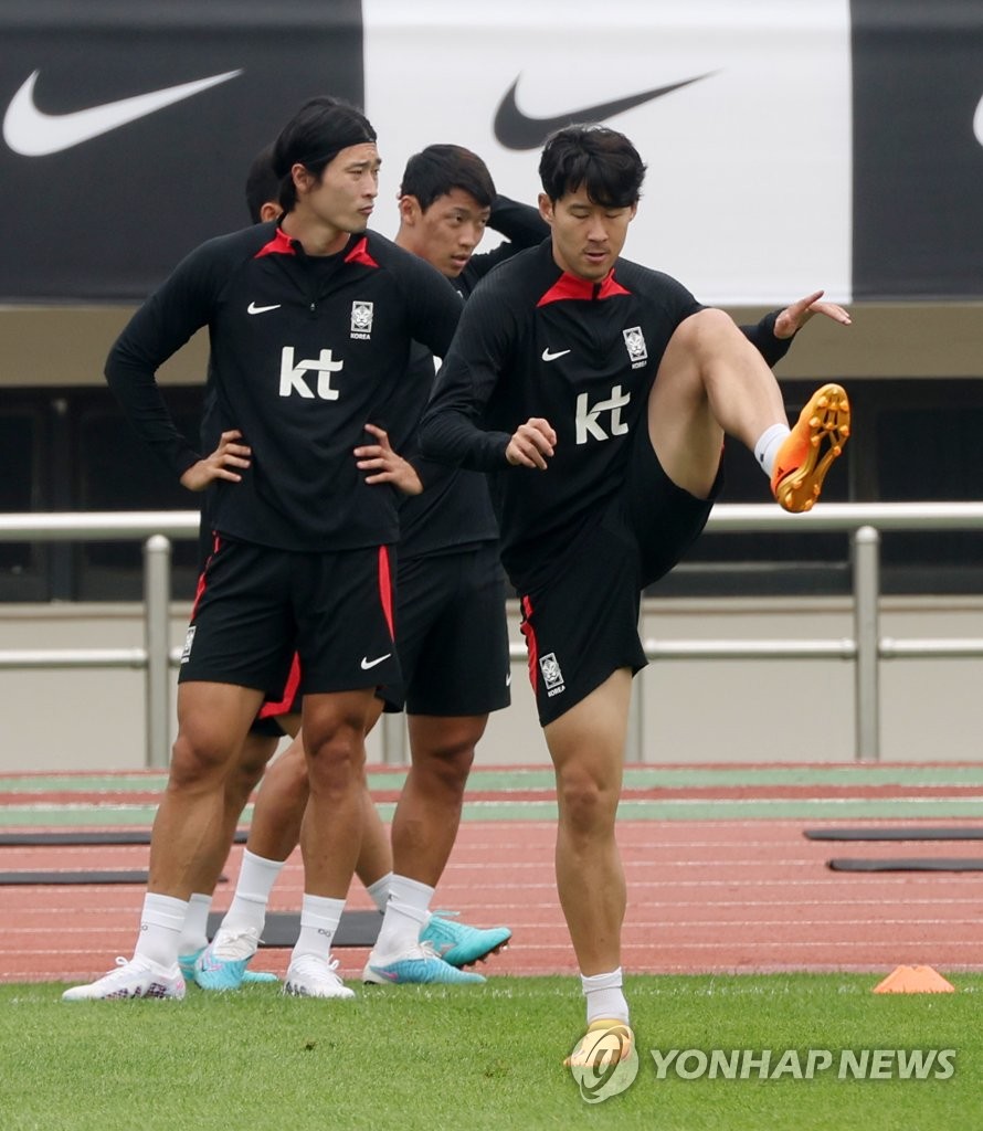 Son Heung-min (R), captain of the South Korean men's national football team, takes part in a training session at Gudeok Stadium in Busan, 325 kilometers southeast of Seoul, on June 14, 2023. (Yonhap)