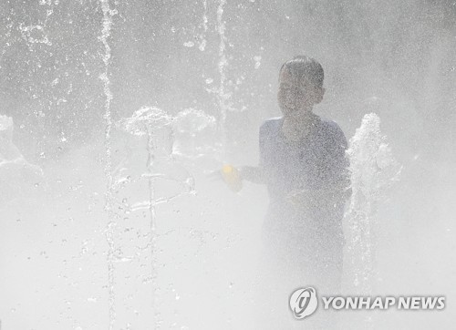 [날씨] 오늘밤 동해안 일부 열대야…내일도 '햇볕 쨍쨍' 폭염