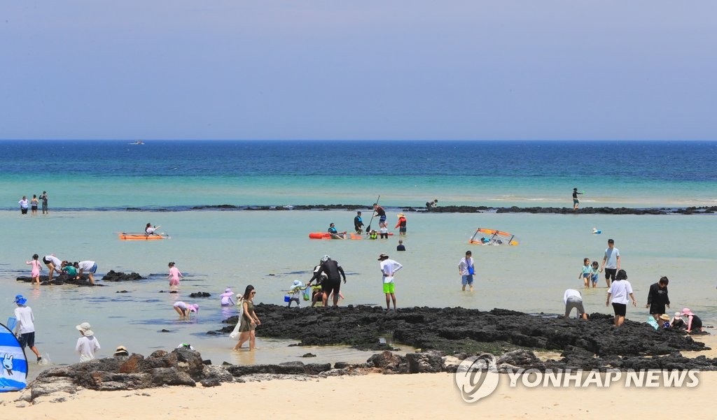 "너무 덥네"…때이른 폭염 특보에 전국 해변·계곡 인파