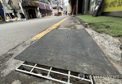 막힌 빗물받이 '안전신문고'로 신고하세요