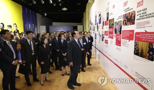 尹대통령, 6·25 맞아 '한미동맹 70주년 특별전' 관람