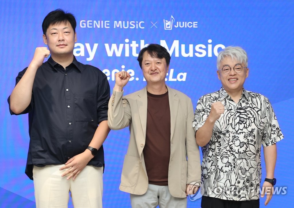 (From left) Kim Jun-ho, CEO of Juice; Park Hyun-jin, CEO of Genie Music; and K-pop music composer Kim Hyung-suk pose during a press conference at Genie Music's headquarters in southern Seoul on June 28, 2023, to unveil the country's first artificial intelligence (AI)-based music arrangement service. (Yonhap) 