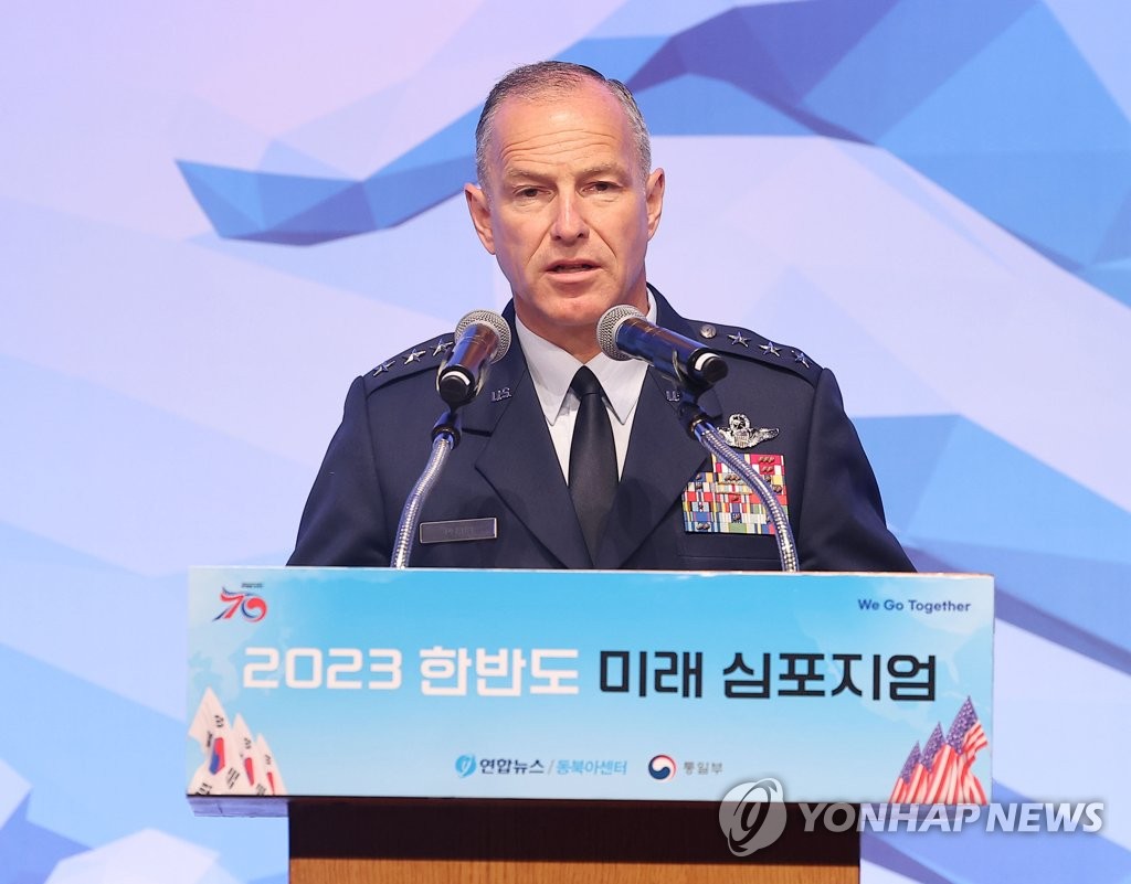 El teniente general Scott L. Pleus, comandante adjunto de las Fuerzas Armadas de EE. UU. en Corea, habla durante un foro de paz organizado por la Agencia de Noticias Yonhap y el Ministerio de Unificación en un hotel en el centro de Seúl el 29 de junio de 2023. (Yonhap)