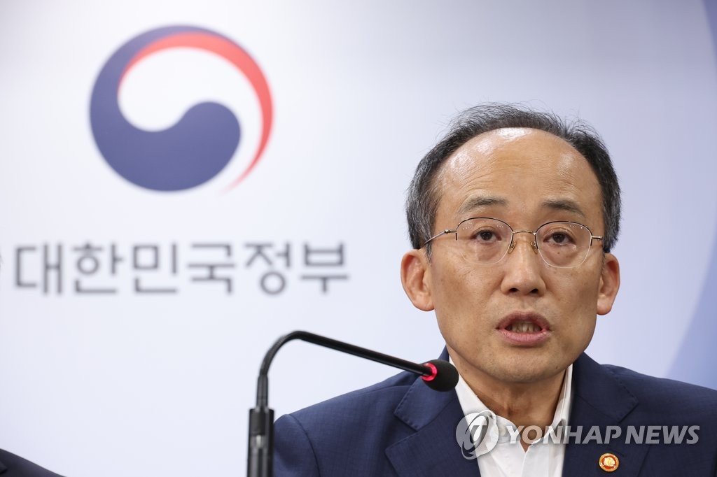(LEAD) 한국은 불확실성 속에서 2023년 경제성장률 전망치를 1.4%로 하향 조정했습니다.