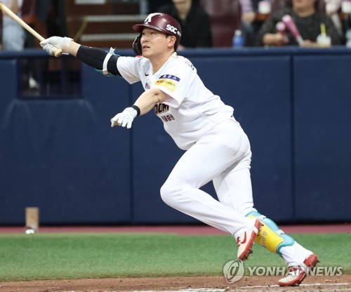 김재환, 오승환 두들겨 연장 10회 결승 투런포…두산 3연승(종합)