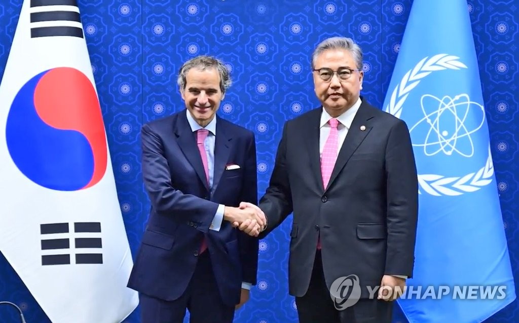 Esta foto tomada el 8 de julio de 2023 y proporcionada por el Ministerio de Relaciones Exteriores muestra al Ministro de Relaciones Exteriores Park Jin (derecha) estrechando la mano del Director General de la OIEA, Rafael Mariano Grossi, antes de su reunión en el edificio del ministerio en Seúl.  (Yonhap)