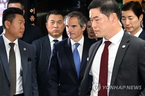 IAEA 사무총장, 방한 마치고 출국…"한국민 우려 진지하게 여겨"