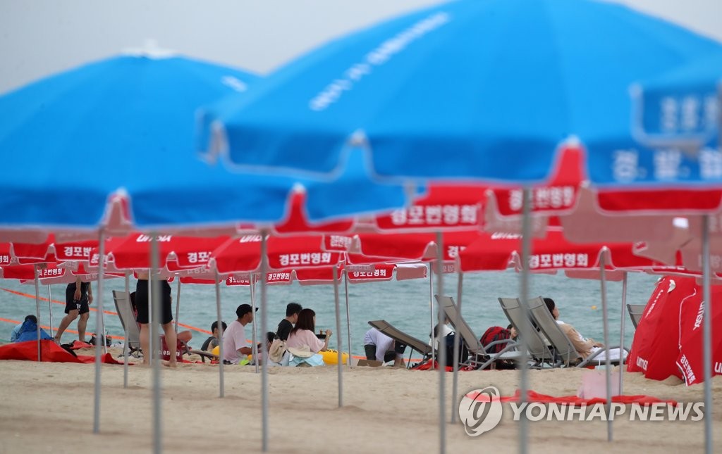 "비 그쳤네" 부산·제주 해수욕장·워터파크 행락객 '북적'