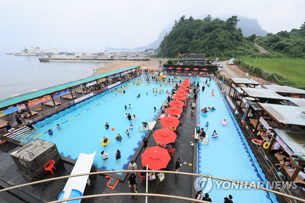 피서객으로 붐비는 화순 용천수 수영장 | 연합뉴스