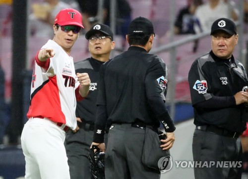 KBO "3피트 라인 벗어나 악송구 유발했다면 수비 방해"