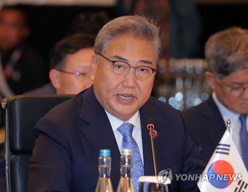 وزراء الخارجية لكوريا الجنوبية وأوزبكستان يعقدان محادثات حول التعاون في البنية التحتية وسلاسل التوريد