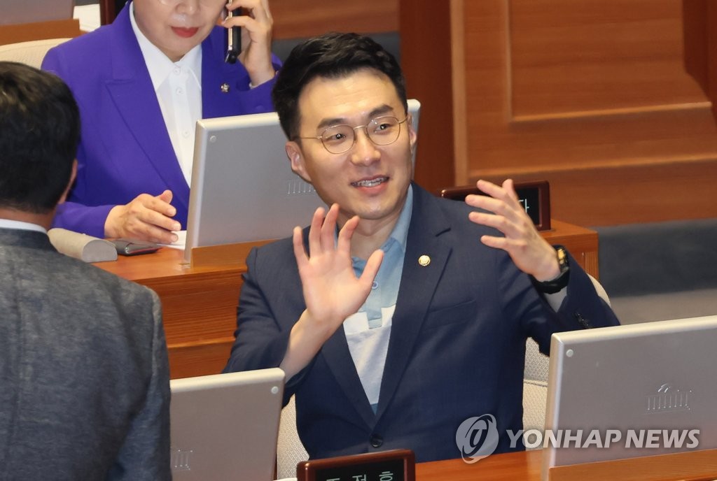 El representante Kim Nam-kuk asiste a una sesión plenaria en la Asamblea Nacional en Seúl el 18 de julio de 2023. (Yonhap)