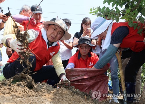 수해 현장 찾은 與 "국민들이 십시일반 힘 모아달라"