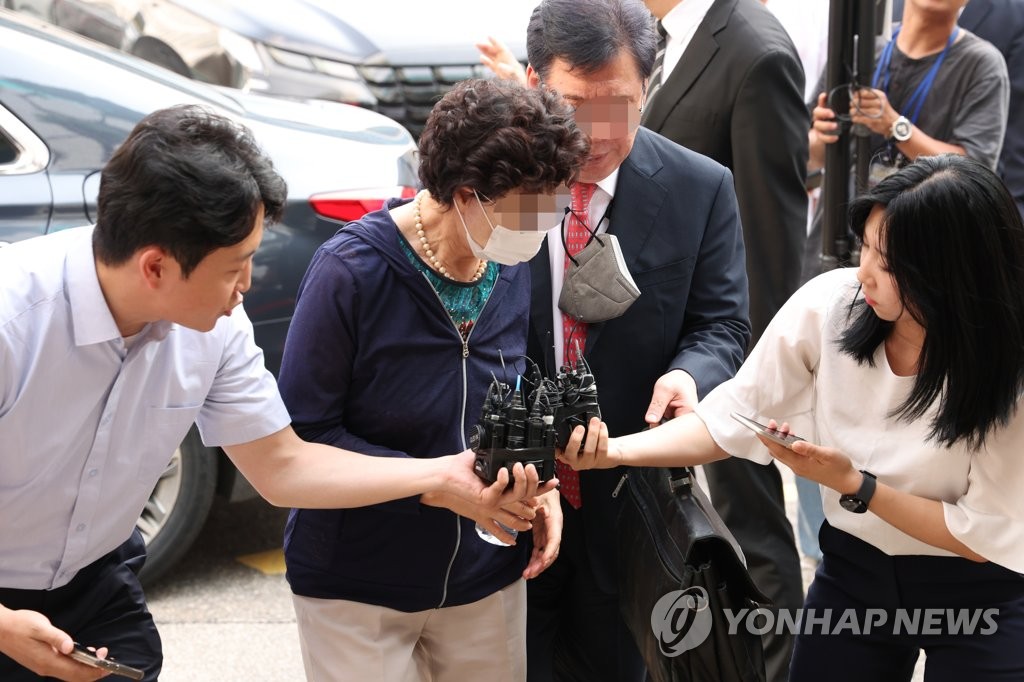 Choi Eun-soon (C), the mother-in-law of President Yoon Suk Yeol, arrives at the Uijeongbu District Court in the city of the same name, 22 kilometers northeast of Seoul, on July 21, 2023. (Yonhap)