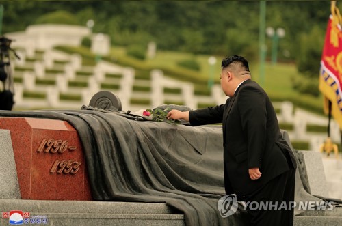 [1보] 김정은, 전승절 앞두고 열사묘·중국군묘 참배…"승승장구"