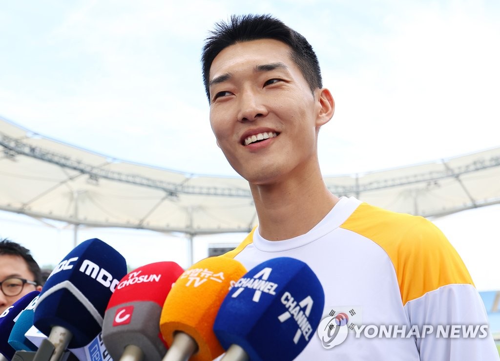 South Korean high jumper Woo Sang-hyeok speaks with reporters during an open training session at Munhak Stadium in the western city of Incheon on Aug. 2, 2023. (Yonhap)