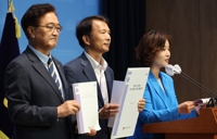 '후쿠시마 오염수 시찰단 보고서 폐기 촉구' 기자회견에서 발언하는 이수진 의원