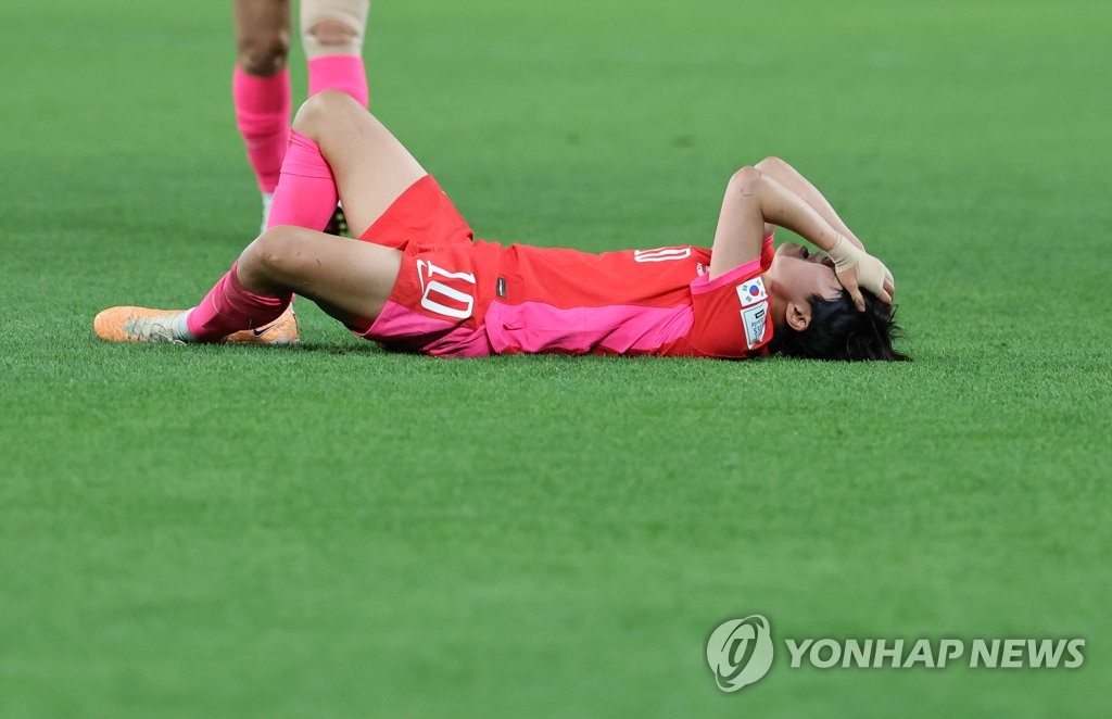 Ji So-yun of South Korea stays on the ground after a collision with a German player during the teams' Group H match at the FIFA Women's World Cup at Brisbane Stadium in Brisbane, Australia, on Aug. 3, 2023. (Yonhap) 