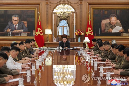 الزعيم الكوري الشمالي يدعو إلى تعزيز الاستعدادات للحرب بطريقة "هجومية"
