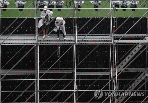 태풍 북상 속 잼버리 콘서트 무대 설치 작업